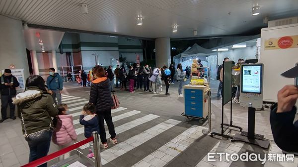 ▲▼新北幼兒園學員疑確診　緊急通知篩檢擠爆三重醫院。（圖／記者游宗樺翻攝）