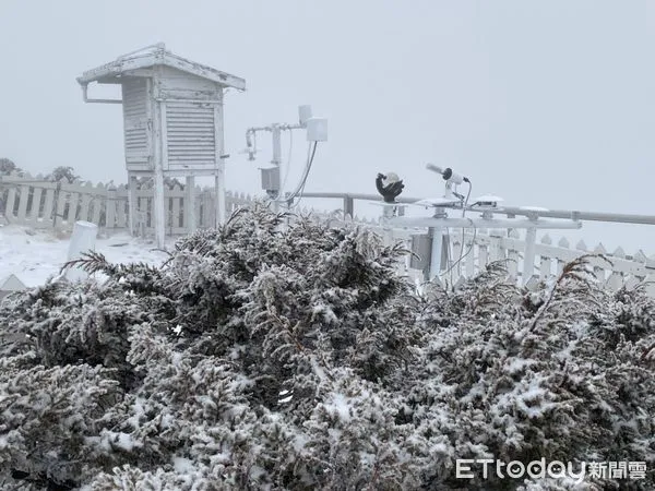 玉山下雪，積雪1.5公分。（圖／中央氣象局提供）