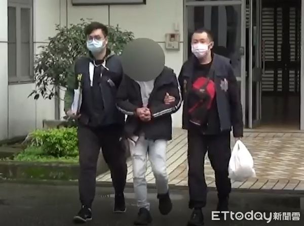 ▲▼警方在南港槍擊的被害人家中，搜出4把槍枝以及33顆子彈。（圖／記者邱中岳翻攝）