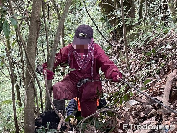 ▲婦人於山區營救愛犬不慎滑落山谷，愛蘭派出所及時救援（下同）。（圖／記者高堂堯翻攝）