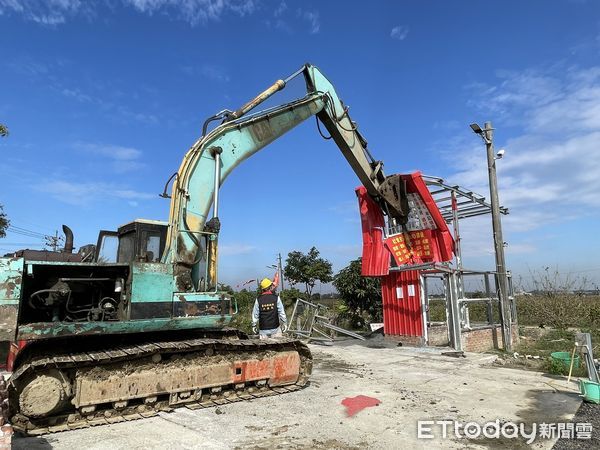 ▲台南市新營五星旗違建再現，台南市工務局上午執行強制拆除，拆除過程仍平和順利。（圖／記者林悅翻攝，下同）