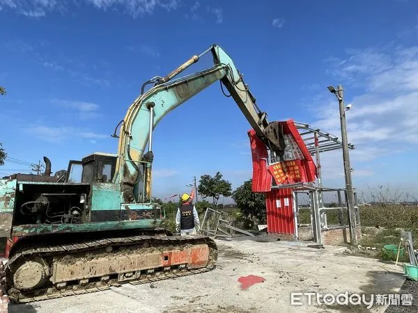 ▲台南市新營五星旗違建再現，台南市工務局上午執行強制拆除，拆除過程仍平和順利。（圖／記者林悅翻攝，下同）