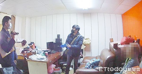 ▲桃園警方專案小組17日持搜索票查緝蘇姓男子住處與花藝店，警方現場蒐證中。（圖／記者沈繼昌翻攝）