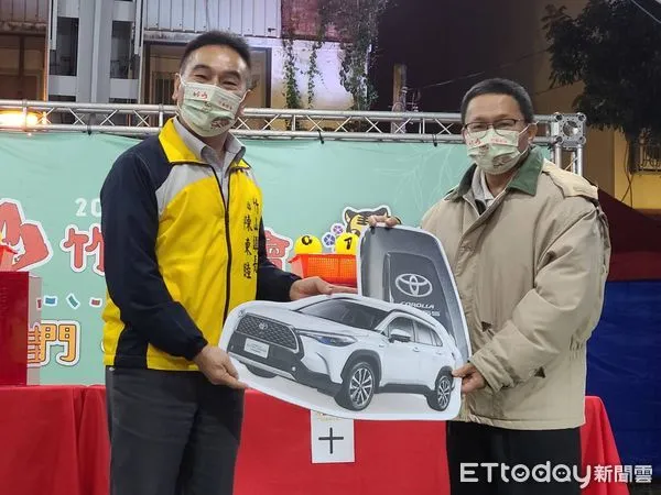 ▲竹山鎮何先生（右）花100元買肉圓招待友人即抽中百萬油電車大獎。（圖／記者高堂堯攝）