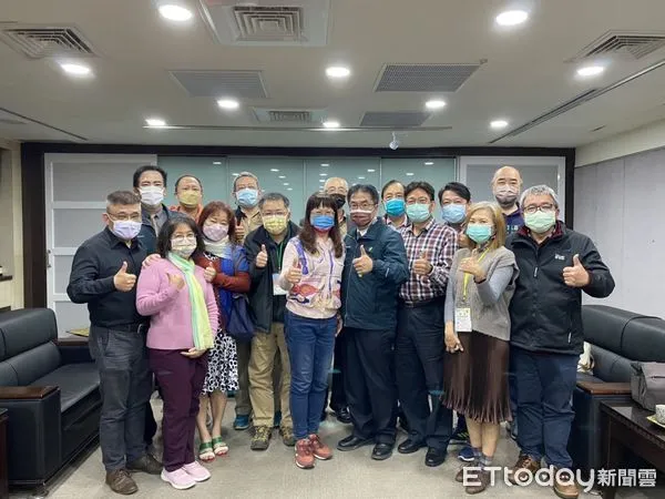 ▲台南市外勤記者學會新任理事長姚正玉等人拜會台南市政府，市長黃偉哲親自接待，雙方相談甚歡。（圖／記者林悅翻攝）