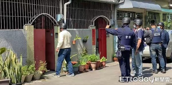 ▲台南市警六分局警方，緝獲毒品槍砲要犯王姓男子，起獲手槍及毒品等物證。（圖／記者林悅翻攝，下同）