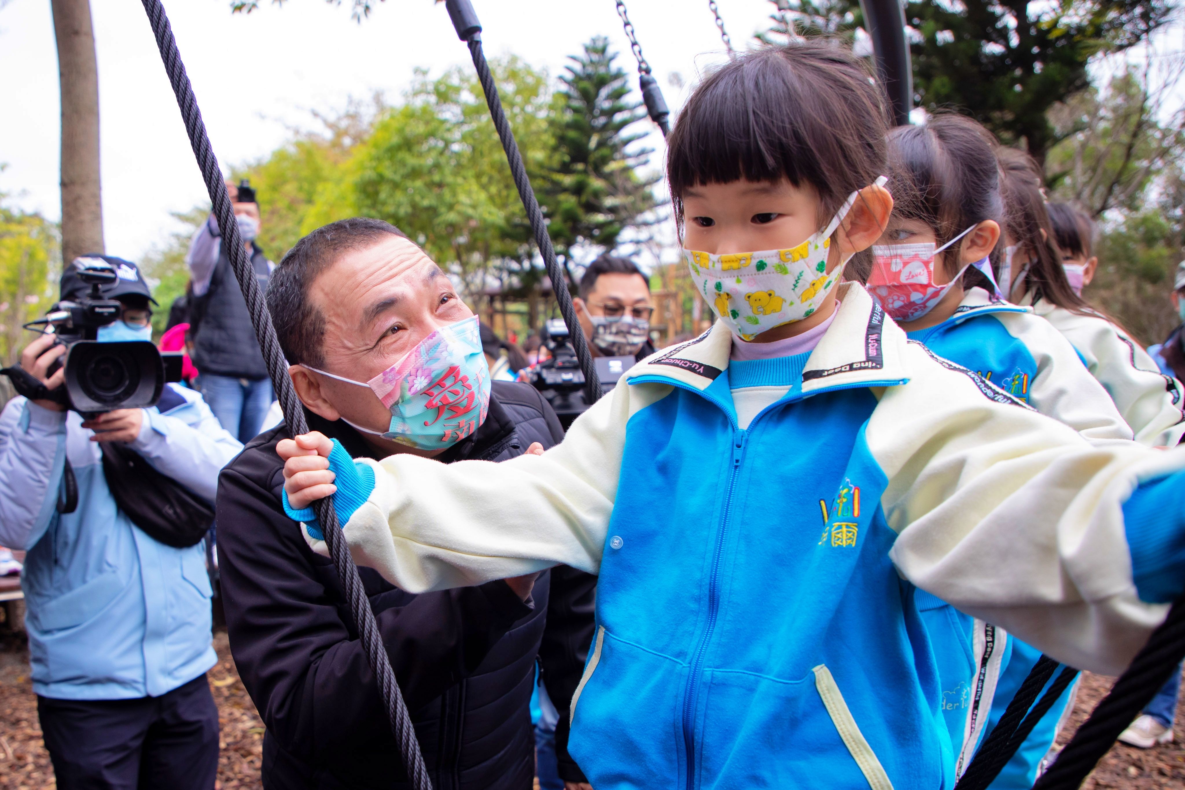 ▲樹林景觀萬坪公園特色遊戲場啟用 侯友宜盼大小朋友玩得開心。（圖／新北市政府提供）