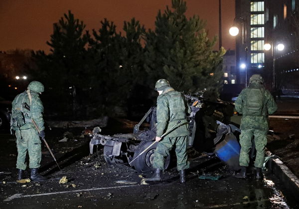 ▲▼一輛汽車在烏克蘭東部城市頓涅茨克被炸毀。（圖／路透）