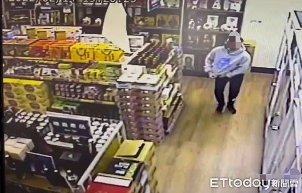 ▲台南市警二分局查獲盧姓男子，專偷高價酒品低價賤賣換錢，竊嫌與收贓業者送辦。（圖／記者林悅翻攝，下同）