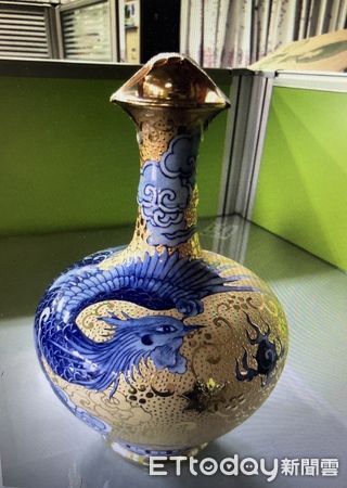 ▲台南市警二分局查獲盧姓男子，專偷高價酒品低價賤賣換錢，竊嫌與收贓業者送辦。（圖／記者林悅翻攝，下同）