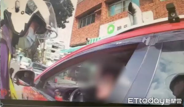 ▲高雄市一名男子不滿被員警取締，當場跟女警吵架，同時還用手機拍攝             。（圖／記者吳奕靖翻攝）