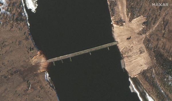 ▲白俄與烏克蘭邊界的普里皮亞季河新搭了一座軍用浮橋。（圖／翻攝自推特／@ChristopherJM）