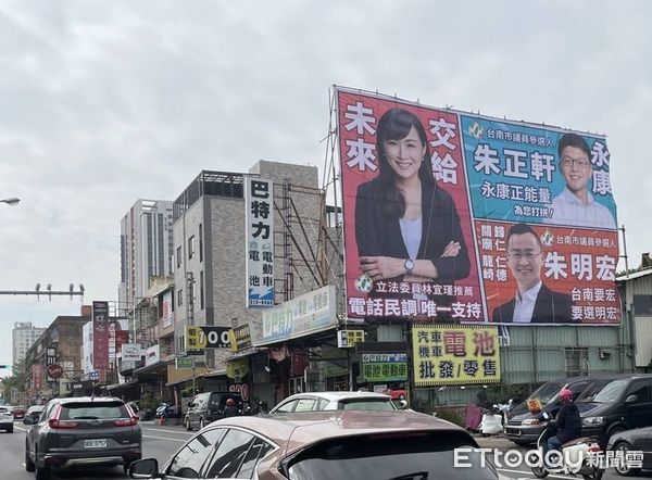 ▲立委林宜瑾與旗下兩位子弟兵，以不同風格的選舉看板來「吸睛」，為這場選戰投入不一樣的元素。（圖／記者林悅翻攝，下同）