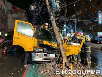 五股拖吊車拉砂石車煞不住…撞斷電桿駕駛受困　龍米路回堵3公里