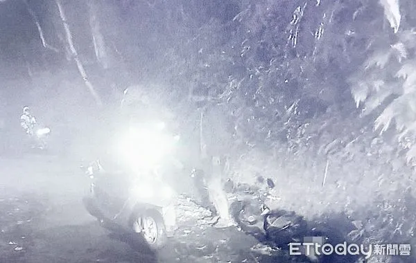 ▲桃園市黃姓男子18日晚間騎車行經龜山區體育大學後方山區產業道路，疑似天雨路滑不慎施工翻落山溝受困，龜山警方據報趕往救援。（圖／記者沈繼昌翻攝）