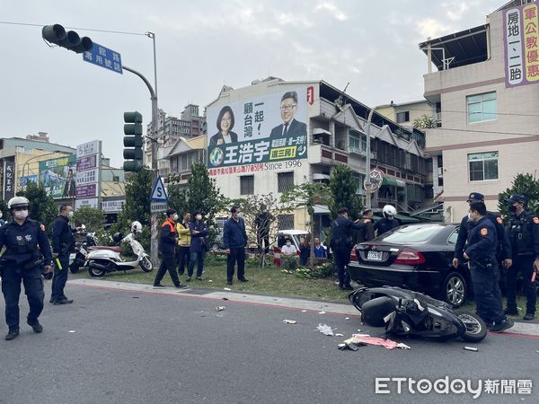 ▲高雄市昌裕街發生疑似酒駕車禍，肇事者逆向追撞機車             。（圖／記者吳奕靖翻攝）