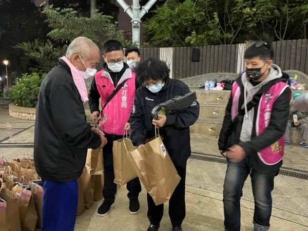 ▲寒流來襲，桃園市社會局夜訪街友送暖。（圖／社會局提供）