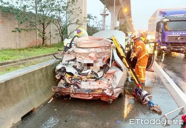 ▲國一南下中壢南下路段19日清晨近6時許發生大貨車追撞事故，被追撞轎車嚴重毀損，消防人員以破壞器材救出受困男子。（圖／記者沈繼昌翻攝）