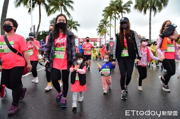 ▲▼2021太平洋縱谷馬拉松逾七千名選手冒雨參賽，雖然天公不作美但澆不熄選手的熱情。（圖／花蓮市公所提供，下同）