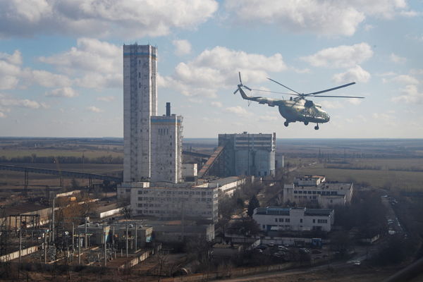 ▲▼烏克蘭武裝部隊的一架Mi-8直升機在烏克蘭頓涅茨克一個煤礦附近飛行。（圖／路透）