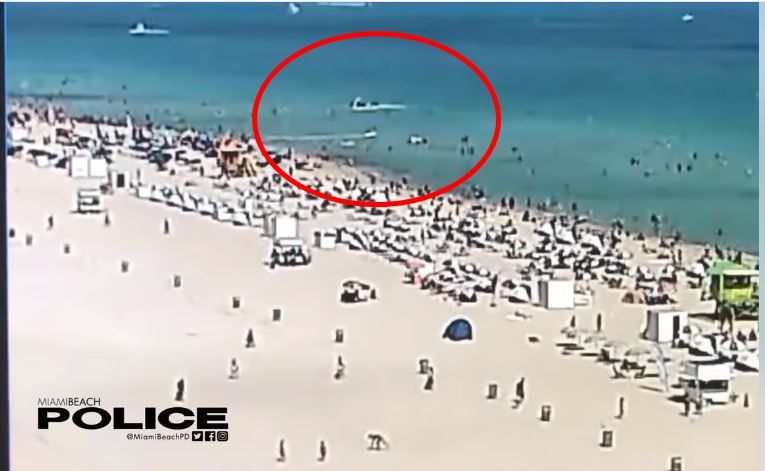 ▲▼看傻！美佛州海灘擠滿遊客 天降直升機墜海。（圖／Miami Beach PD）