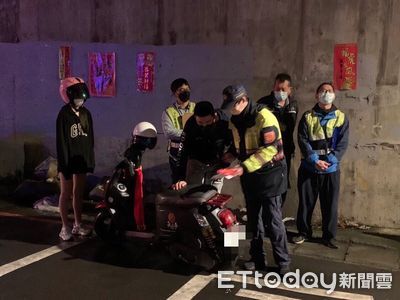 他騎改裝車上烘爐地遭開罰！害「下身失蹤妹」一旁苦等尷尬爆