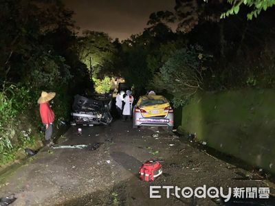 禍從天降！竹縣轎車暗夜撞護欄噴飛　重壓小黃翻覆女駕駛輕傷