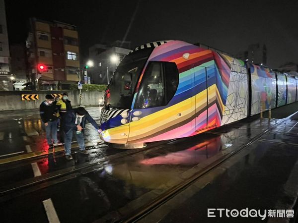 ▲高雄輕軌遭電動車撞，頭車破損，但肇事人還跑了            。（圖／記者吳奕靖翻攝）