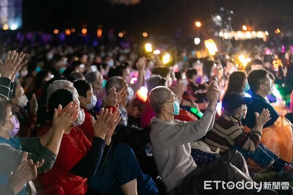 ▲高雄衛武營燈會演出《傳愛》             。（圖／記者吳奕靖翻攝）