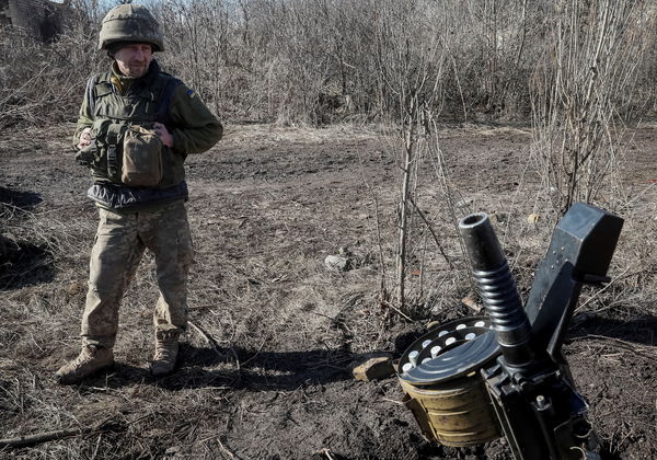 ▲烏克蘭政府軍一名士兵於烏東頓涅茨克前線。（圖／路透）