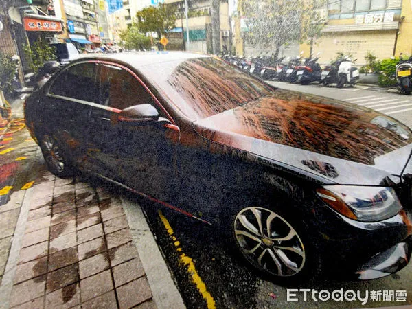 ▲萬華區陳姓男子因拒借錢給前時報鷹職棒球員吳俊賢、吳男事後上門潑紅漆撒冥紙洩憤。（圖／記者張君豪翻攝）