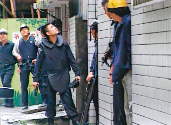 警方動員大批人力，荷槍實彈赴台北市信義區一處公寓圍捕陳新發。（東森新聞提供）