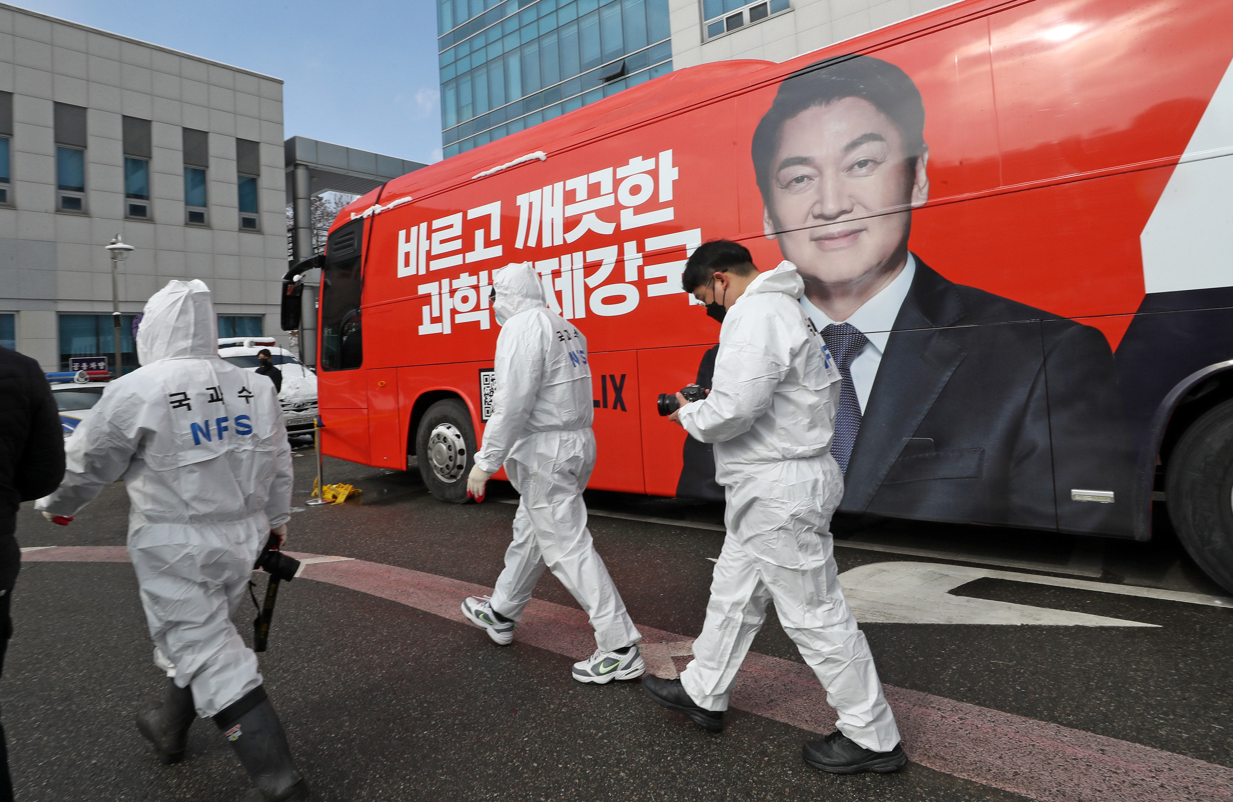 ▲▼安哲秀陣營的選舉造勢車輛，傳出工作人員一氧化碳中毒的死亡事故。（圖／達志影像）