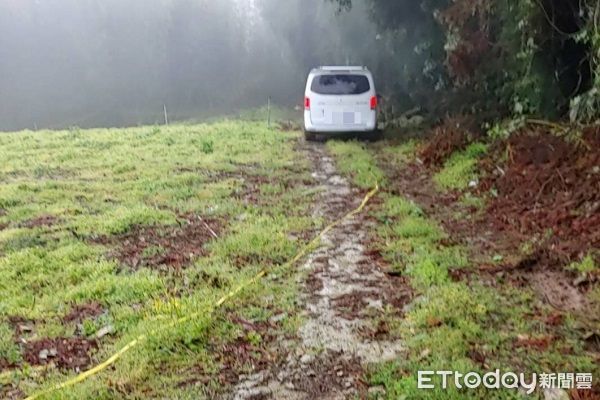 ▲大型休旅車因導航誤引受困山區。（圖／大溪警分局提供）