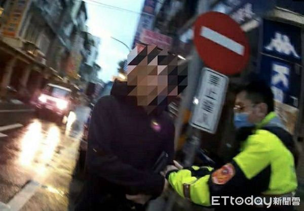 ▲員警追至路口要求林男配合盤查。（圖／桃園警分局提供）