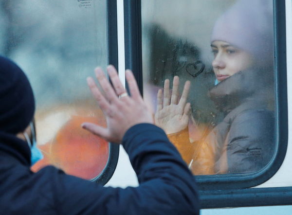▲▼頓涅茨克地區一名女子準備搭火車撤離，向車窗外的父親道別。（圖／路透）