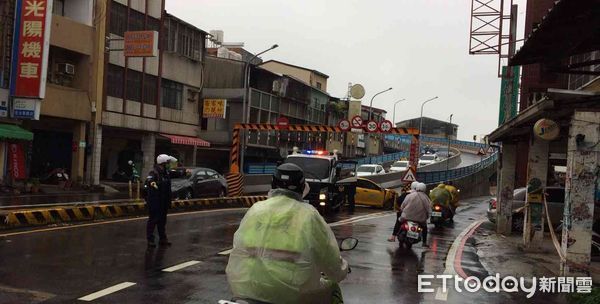 ▲台南市北區長榮路五段「長榮鋼便橋」，21日上午10時12分許，在發生營小客與自小客車發生車禍事故，導致路口堵塞，車輛沒辦法上橋。（圖／民眾提供，下同）