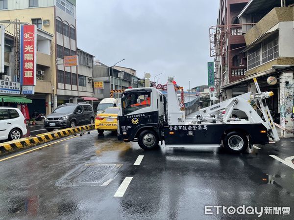 ▲台南市北區長榮路五段「長榮鋼便橋」，21日上午10時12分許，在發生營小客與自小客車發生車禍事故，導致路口堵塞，車輛沒辦法上橋。（圖／民眾提供，下同）