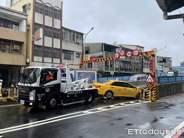 ▲台南市北區長榮路五段「長榮鋼便橋」，21日上午10時12分許，在發生營小客與自小客車發生車禍事故，導致路口堵塞，車輛沒辦法上橋。（圖／民眾提供，下同）