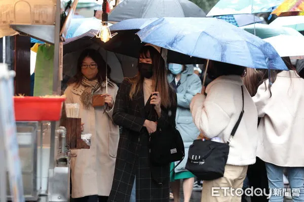 ▲▼大陸冷氣團夾帶大量水氣南下，全台各地低溫多雨，路上行人無不撐起雨傘穿上厚重外套。（圖／記者湯興漢攝）