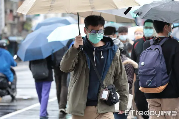 ▲▼大陸冷氣團夾帶大量水氣南下，全台各地低溫多雨，路上行人無不撐起雨傘穿上厚重外套。（圖／記者湯興漢攝）