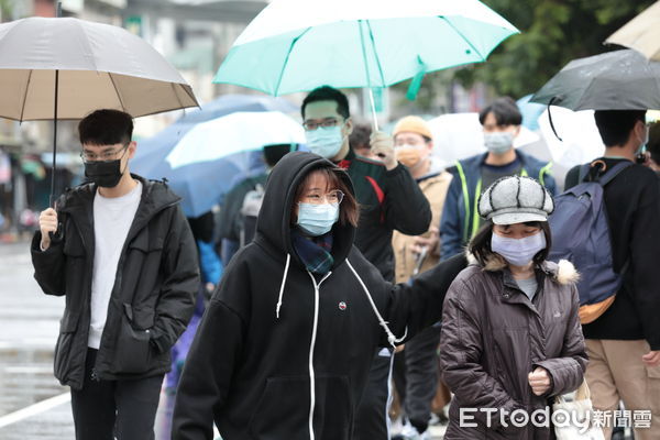 ▲▼大陸冷氣團夾帶大量水氣南下，全台各地低溫多雨，路上行人無不撐起雨傘穿上厚重外套。（圖／記者湯興漢攝）