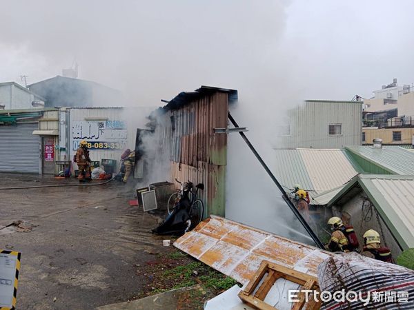 ▲台南市北區公園南路96巷內有1處鐵皮屋火警，消防人員全力搶救幸未釀災。（圖／民眾提供，下同）