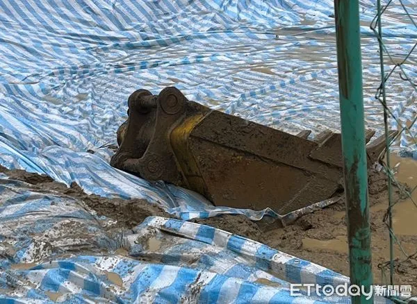 ▲▼新店工人遭掉落的挖斗砸傷送醫             。（圖／記者陳以昇翻攝）