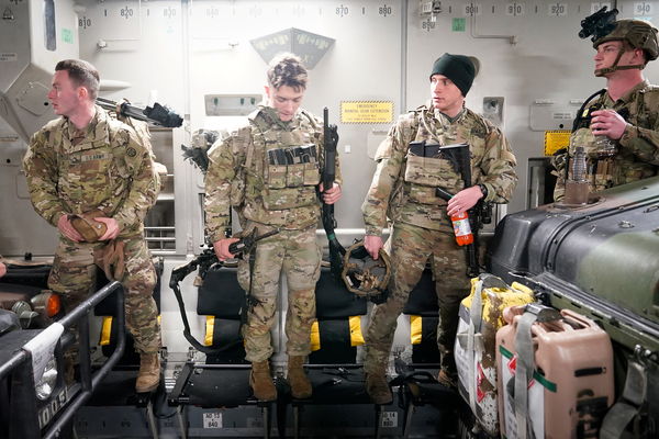 ▲▼美國北卡羅萊納州布拉格堡（Fort Bragg）軍隊登上C-17運輸機準備部署至東歐。（圖／路透）