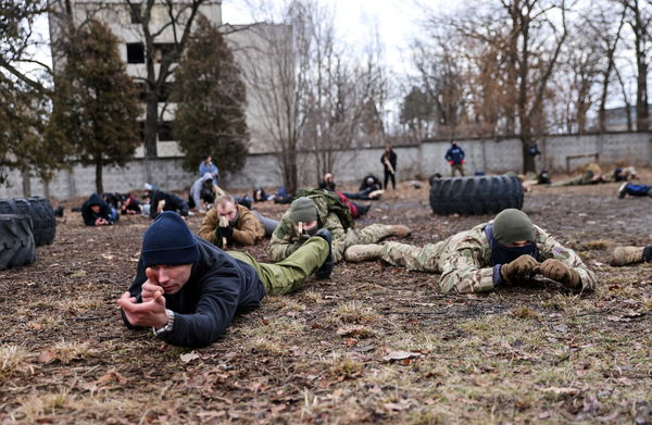 ▲▼烏克蘭首都基輔民眾參與平民軍事演練。（圖／路透）