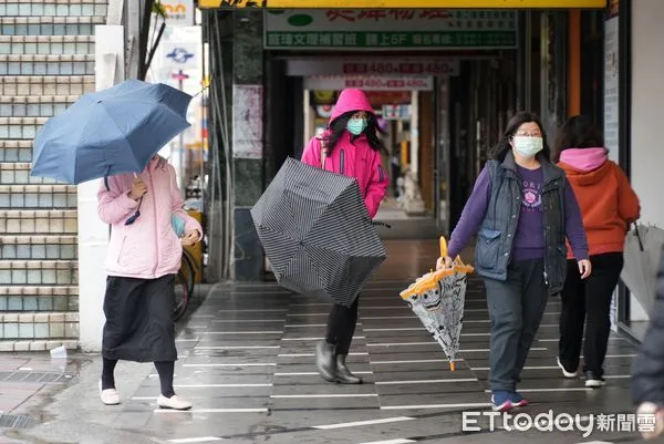 ▲▼冷死人，強烈大陸冷氣團來襲，寒流入夜急凍，2日來超過100起內科OHCA案例，民眾出門都裹緊大衣，高危險、無家可歸的街頭遊民們，也都用塑膠袋包裹自己的家當，為了防寒各出奇招             。（圖／記者姜國輝攝）