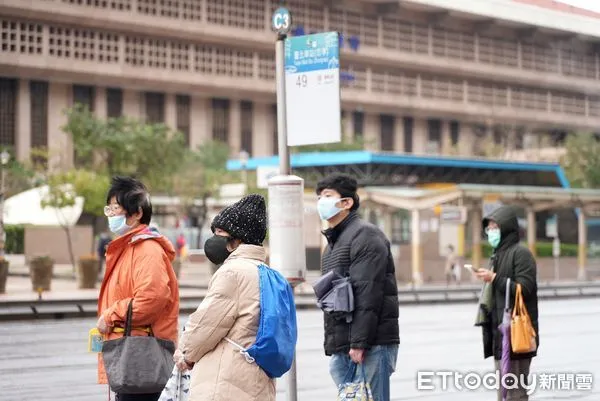 ▲▼冷死人，強烈大陸冷氣團來襲，寒流入夜急凍，2日來超過100起內科OHCA案例，民眾出門都裹緊大衣，高危險、無家可歸的街頭遊民們，也都用塑膠袋包裹自己的家當，為了防寒各出奇招             。（圖／記者姜國輝攝）