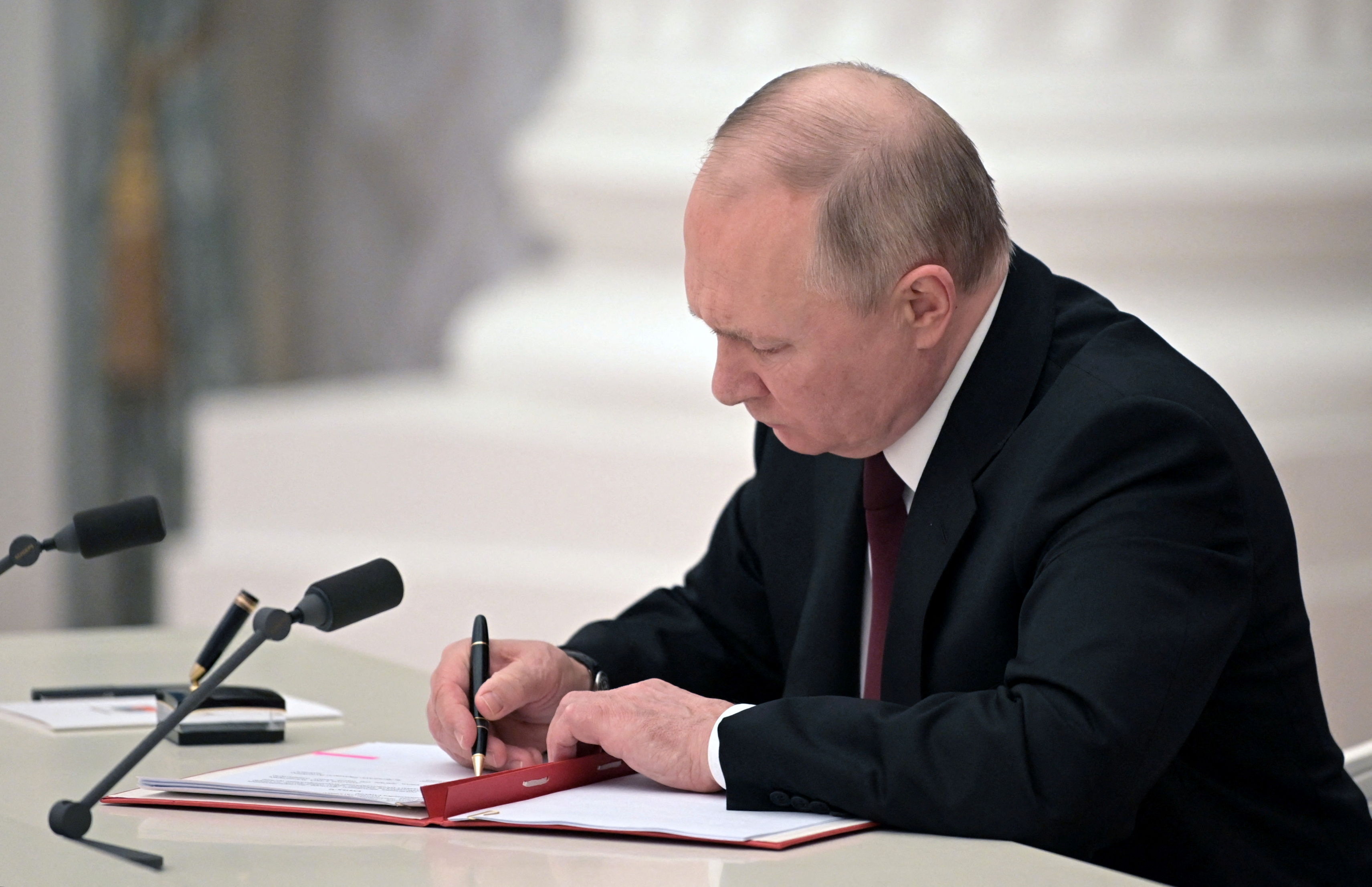 ▲▼俄羅斯總統普丁簽署協議承認烏克蘭東部頓內茨克人民共和國（Donetsk People`s Republic）和盧甘斯克人民共和國（Lugansk People`s Republic）獨立。（圖／路透）
