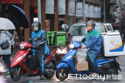 送餐找不到人氣炸！外送員怒吼：可以看手機嗎　見客一舉動秒鞠躬
